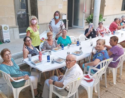 Los jubilados de Es Csatell se reunieron en una 'bereneta' para celebrar la llegada de las fiestas de Sant Jaume