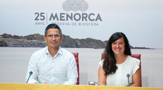 El conseller Josep Juaneda y la directora de la Agencia Irene Estaún