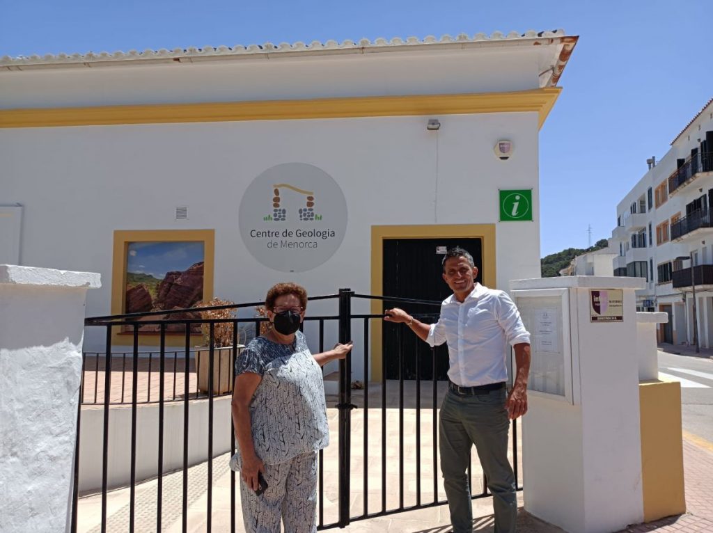 El conseller Juaneda y la alcaldesa de Ferreries a las puertas del Centre de Geologia (Foto: CIMe)