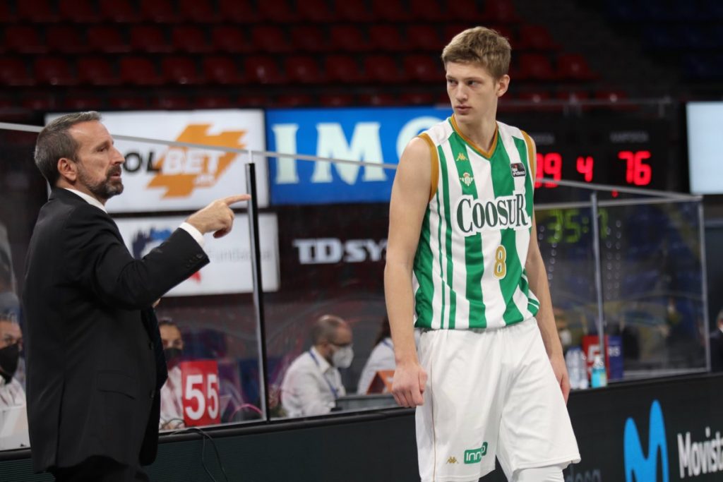 García, junto a Joan Paza, en su debut en la ACB.