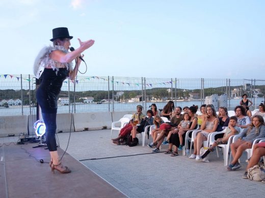 (Fotos) La magia del circo hechiza al puerto de Maó