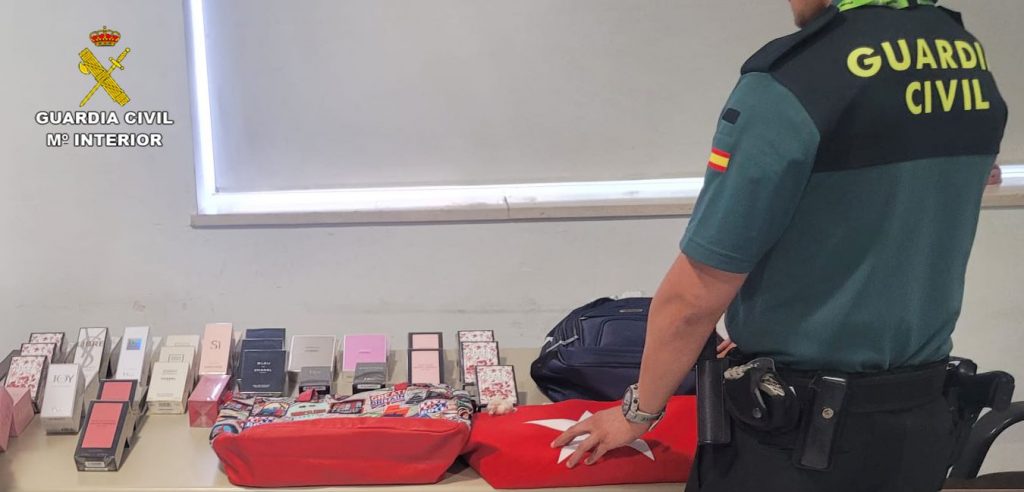 Imagen de los perfumes recuperados en el aeropuerto de Mallorca (Foto: Guardia Civil)