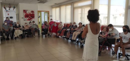 Beatriz Alegre impartiendo el taller en Sant Lluís