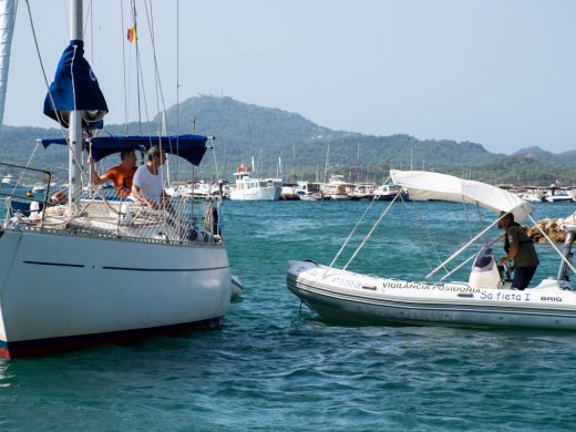 (Fotos) La barca del Consell para vigilar la Posidonia tiene su base en Fornells
