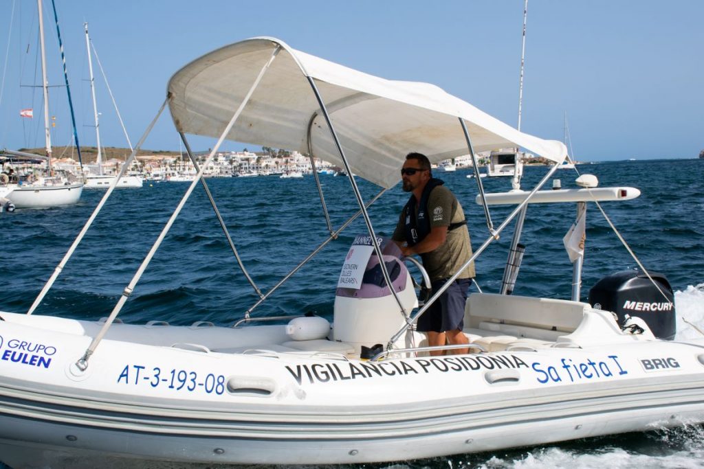 Embarcación de Vigilancia de la Posidonia (Foto: Consell de Menorca)