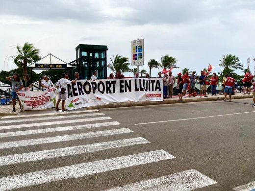 (Fotos) Los trabajadores del aeropuerto de Menorca reclaman más personal