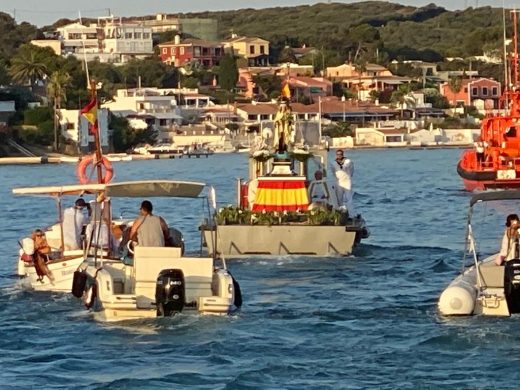 (Vídeos y fotos) La procesión marinera en honor de la Virgen del Carmen en el puerto de Maó