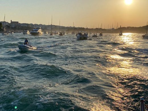 (Vídeos y fotos) La procesión marinera en honor de la Virgen del Carmen en el puerto de Maó