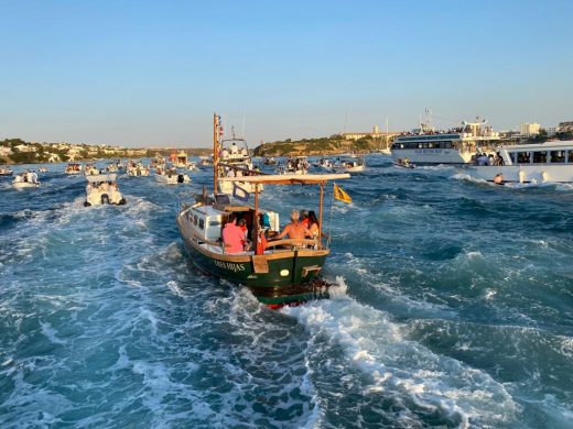 (Vídeos y fotos) La procesión marinera en honor de la Virgen del Carmen en el puerto de Maó