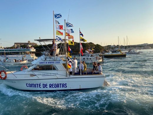 (Vídeos y fotos) La procesión marinera en honor de la Virgen del Carmen en el puerto de Maó