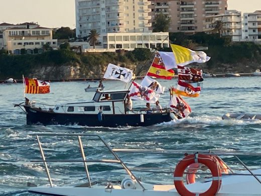 (Vídeos y fotos) La procesión marinera en honor de la Virgen del Carmen en el puerto de Maó