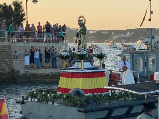 (Vídeos y fotos) La procesión marinera en honor de la Virgen del Carmen en el puerto de Maó