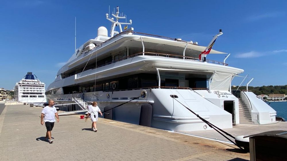 El 'Yasmine of the sea' está atracado en el puerto de Maó (Foto: Tolo Mercadal)