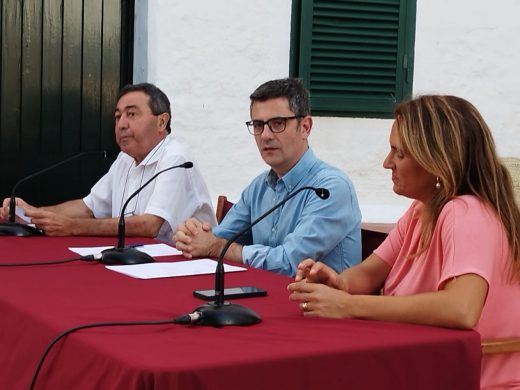 Félix Bolaños en Es Mercadal: “Vengo a escuchar a la gente”