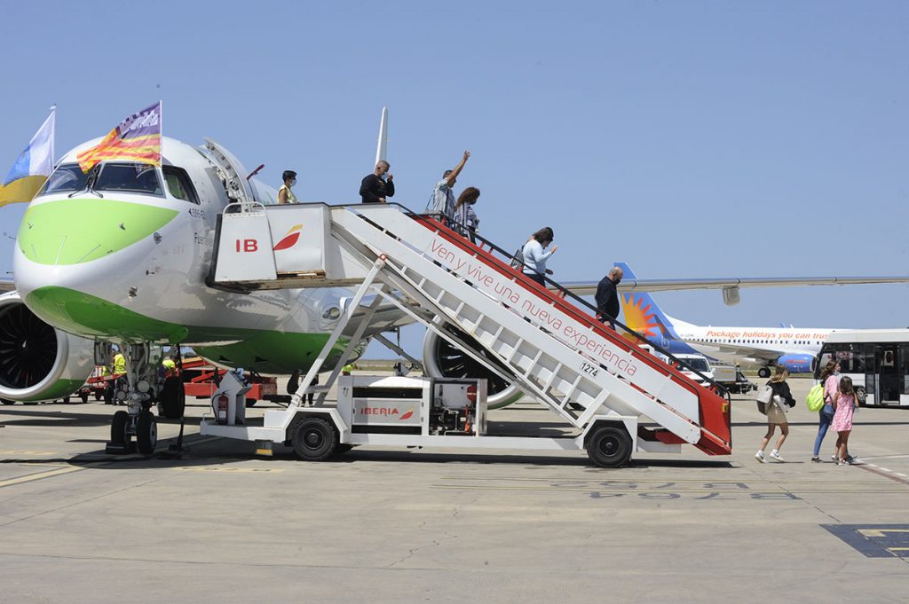 Pasajeros bajan de un avión.