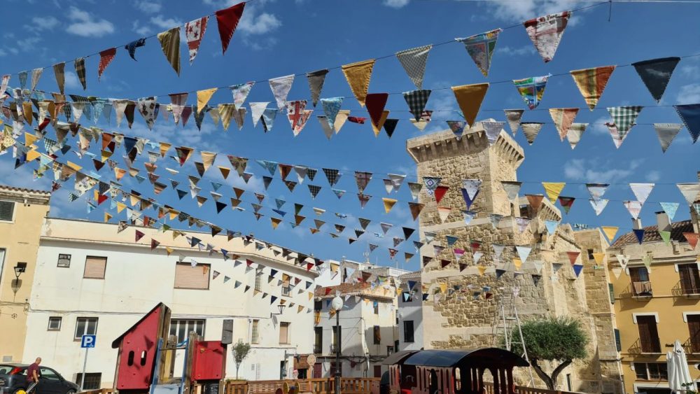 Banderolas en la Plaza Bastión de Maó