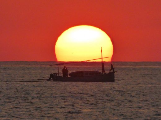 El sol se esconde en Menorca en una imagen de Jesús Martínez