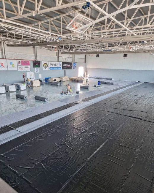 Nuevo pavimento en el polideportivo de Es Castell