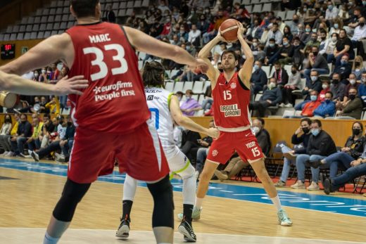 Pol Molins, en un partido con el Girona.