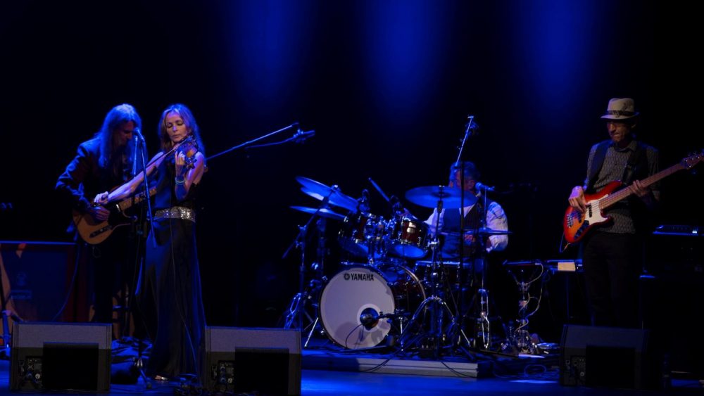 Sharon Corr y su banda en el escenario del Teatro Principal (Fotos: Antxon Castresana)