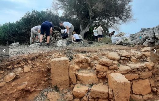 Arqueólogos trabajando en el poblado de Son Catlar (Foto: Menorca Talayótica)