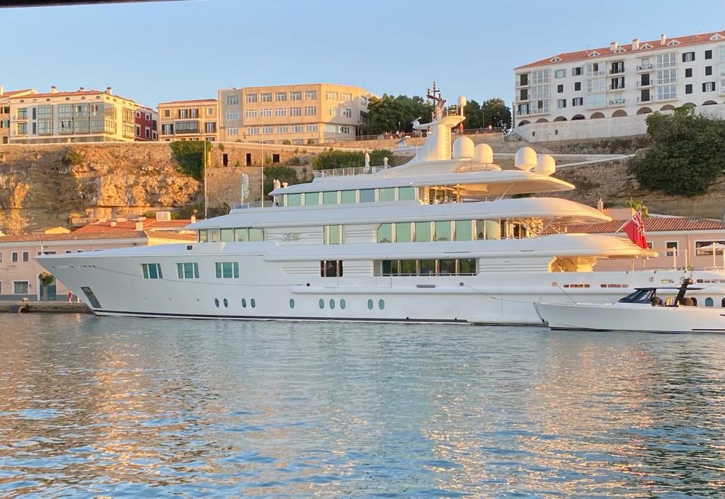 El 'Lady E' en el puerto de Maó (Foto: Tolo Mercadal)