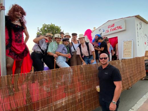 (Fotos) Sant Lluís desborda imaginación y color con sus carrozas