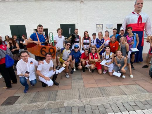 (Fotos) Sant Lluís desborda imaginación y color con sus carrozas