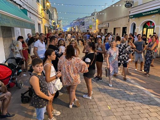 (Fotos) Sant Lluís desborda imaginación y color con sus carrozas