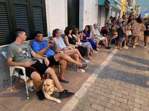 (Fotos) Sant Lluís desborda imaginación y color con sus carrozas