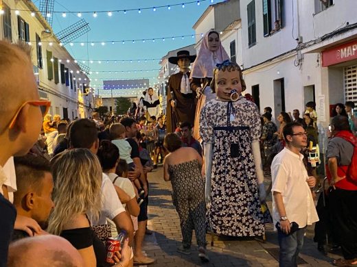 (Fotos) Sant Lluís desborda imaginación y color con sus carrozas