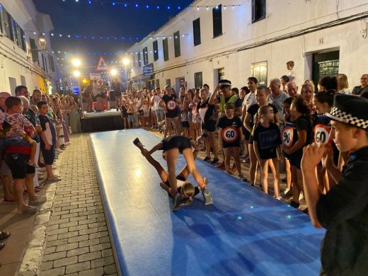 (Fotos) Sant Lluís desborda imaginación y color con sus carrozas