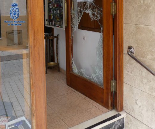 El detenido reventó la puerta de un estanco en Ciutadella (Foto: Policía Nacional)