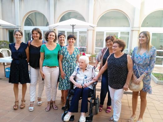 Adelina Florit Pons, junto a familiares y políticos.