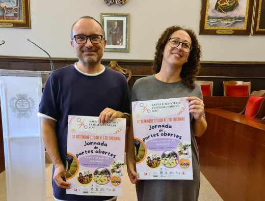 El concejal Antoni Carrillos y la representante de la APIMA de Sant Josep