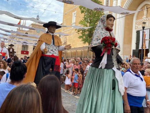 (Vídeo y fotos) Maó baila al ritmo del pasacalles