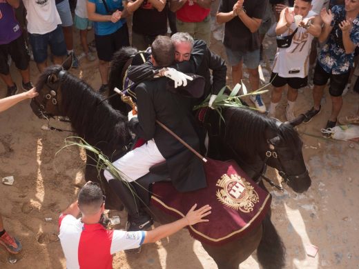 (Fotos) Locura en la entrega de botas de vino