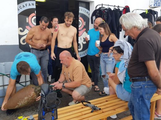 (Fotos) Una moneda itálica y un ánfora romana emergen del fondo del puerto de Ciutadella