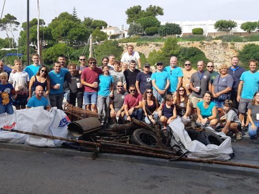 (Fotos) Una moneda itálica y un ánfora romana emergen del fondo del puerto de Ciutadella