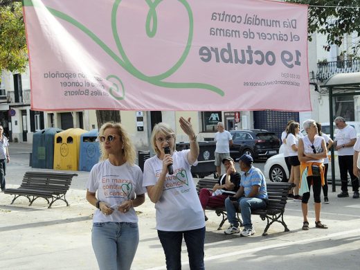 (Fotos) La solidaria caminata contra el cáncer pinta Maó de blanco