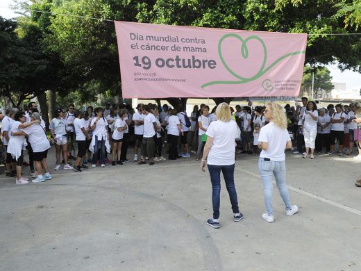 (Fotos) La solidaria caminata contra el cáncer pinta Maó de blanco