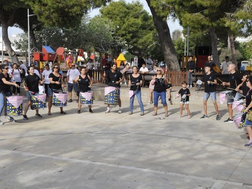 (Fotos) La solidaria caminata contra el cáncer pinta Maó de blanco