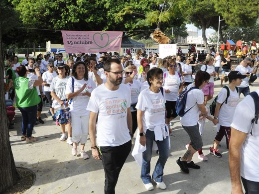 (Fotos) La solidaria caminata contra el cáncer pinta Maó de blanco