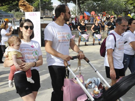 (Fotos) La solidaria caminata contra el cáncer pinta Maó de blanco