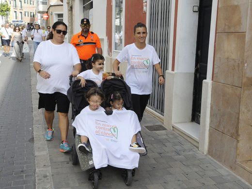 (Fotos) La solidaria caminata contra el cáncer pinta Maó de blanco