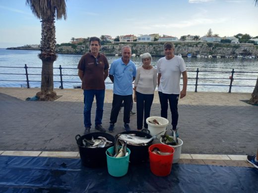 Entrega a Caritas Menorca de todo el pescado capturado