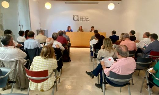 Los consellers baleares Rosario Sánchez y Iago Negueruela con Susana Mora en la reunión mantenida esta mañana en Menorca