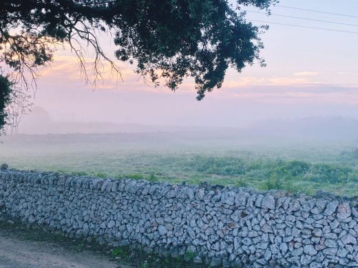 Imagen de archivo de una mañana de niebla en Menorca   (Foto: Antxon Castresana)