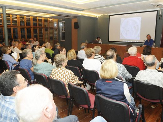 (Fotos y vídeo) El interés por la masonería en Menorca llena el salón de actos del Ateneu