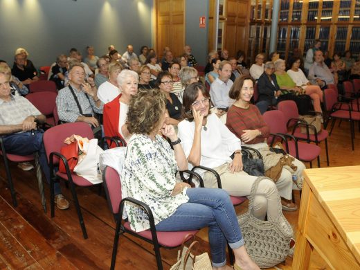 (Fotos y vídeo) El interés por la masonería en Menorca llena el salón de actos del Ateneu